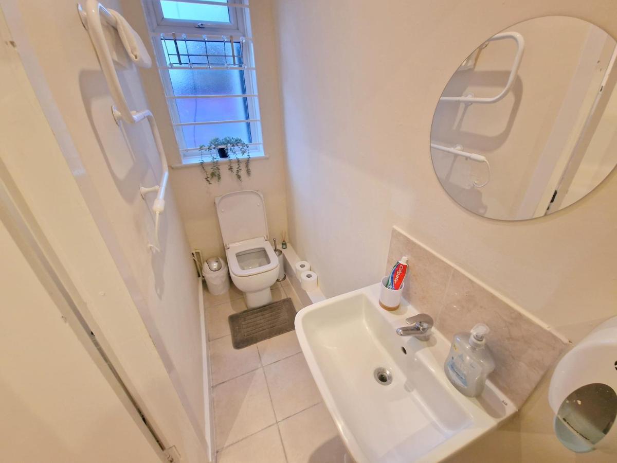 Super Studio With Two Bedrooms - Five Minutes From The Station! London Eksteriør bilde